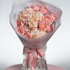 Сборный букет гортензия и пионовидная роза фото 1