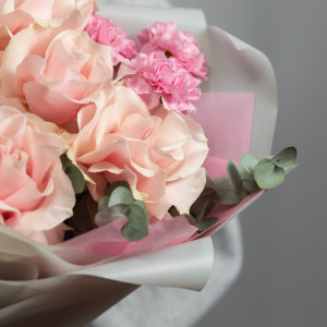 Сборный букет из диантусов и французской розы розовый фото 2