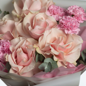 Сборный букет из диантусов и французской розы розовый фото 4