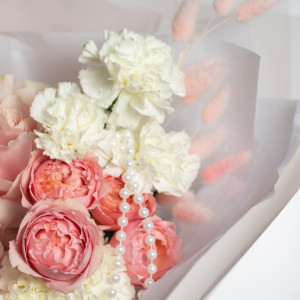 Сборный букет с французской розой и жемчугом фото 4