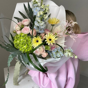 Букет из дельфиниума и тюльпанов фото 2