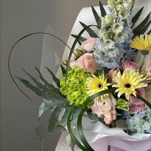 Букет из дельфиниума и тюльпанов фото 3