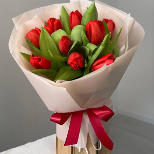 Букет красных тюльпанов на 8 марта фото 2