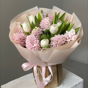 Букет с белоснежными тюльпанами и гиацинтом