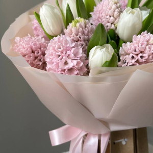 Букет с белоснежными тюльпанами и гиацинтом фото 2