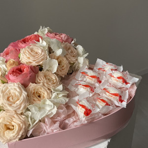 Композиция Сердце с цветами фото 2