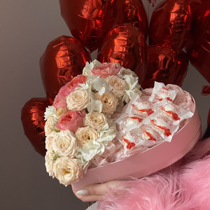 Композиция Сердце с цветами фото 3