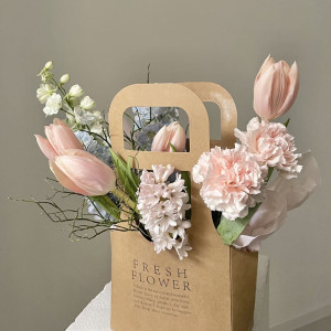 Миниатюрная корзина тюльпанов и дельфиниума