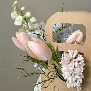 Миниатюрная корзина тюльпанов и дельфиниума фото 2