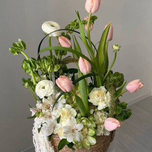 Плетёная корзина с тюльпанами и амарантом на 8 марта