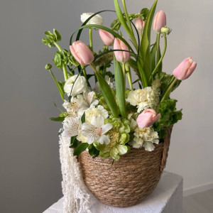 Плетёная корзина с тюльпанами и амарантом на 8 марта фото 2