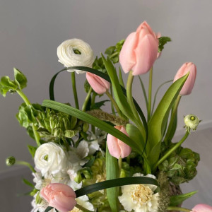 Плетёная корзина с тюльпанами и амарантом на 8 марта фото 3