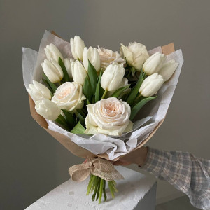 Сборный букет с тюльпанами и розой O'Hara