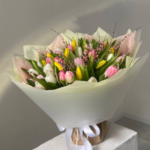 Букет из 49 тюльпанов для девушки