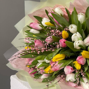 Бут из 49 тюльпанов для девушки фото 3