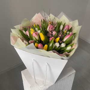 Бут из 49 тюльпанов для девушки фото 4