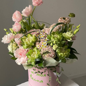 Шляпная коробка с тюльпаном, розой Veggi и матрикарией фото 2