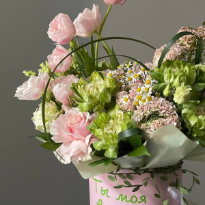 Шляпная коробка с тюльпаном, розой Veggi и матрикарией фото 3