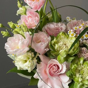 Шляпная коробка с тюльпаном, розой Veggi и матрикарией фото 4