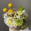 Корзина весенняя с тюльпанами и матрикарией