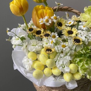 Корзина весенняя с тюльпанами и матрикарией фото 2