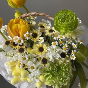 Корзина весенняя с тюльпанами и матрикарией фото 3