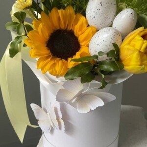 Шляпная коробка с подсолнухом и тюльпаном к Пасхе фото 2