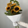 Букет к 1 сентября с подсолнухом и молюцеллой